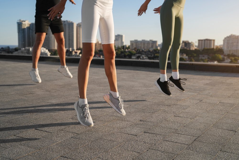 tenis pulando atividade fisica